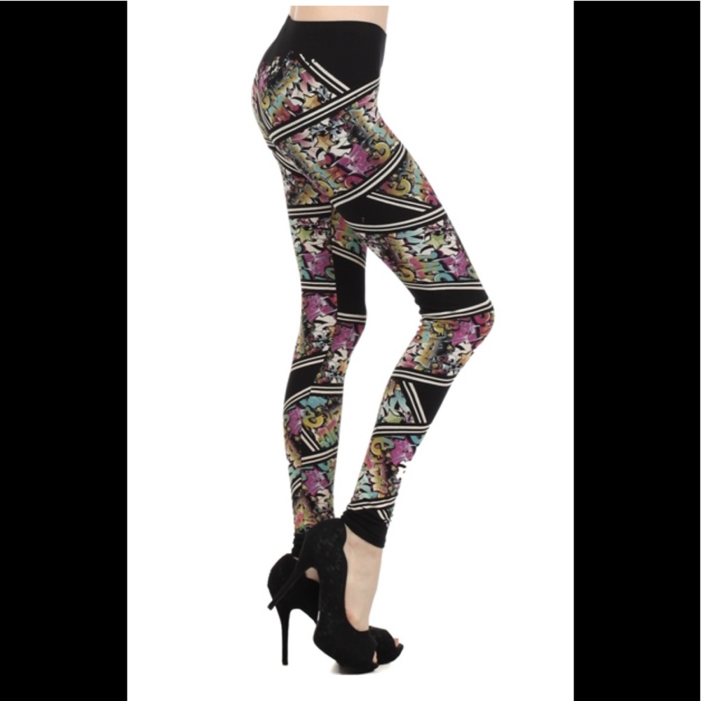 Grafitti patterned leggings